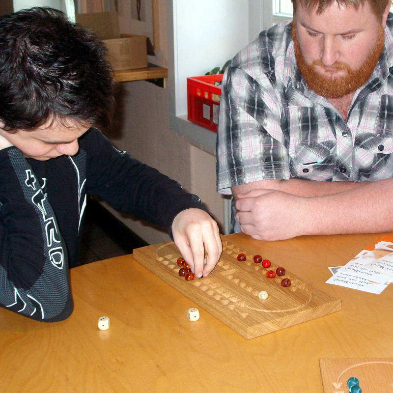 Zwei Besucher der Klingencon beim Samsara Spielen